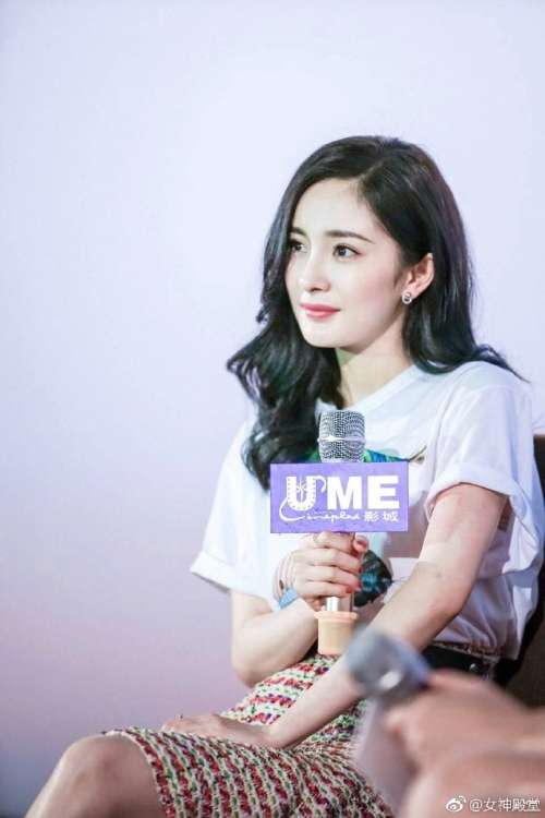 北京明星杨幂白色T恤搭配短裙重庆路演活动