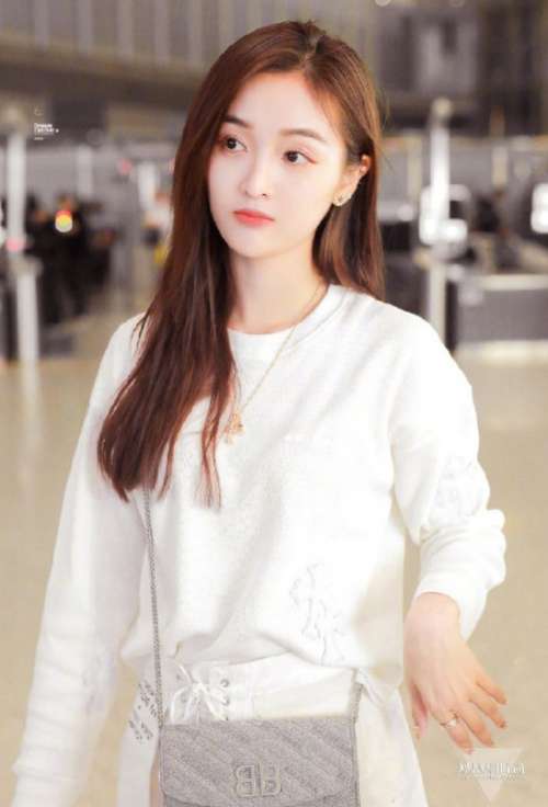 火箭少女101吴宣仪清新甜美图片