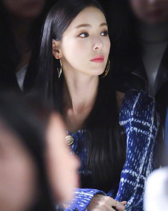 韩国演员李多喜长发美照图片
