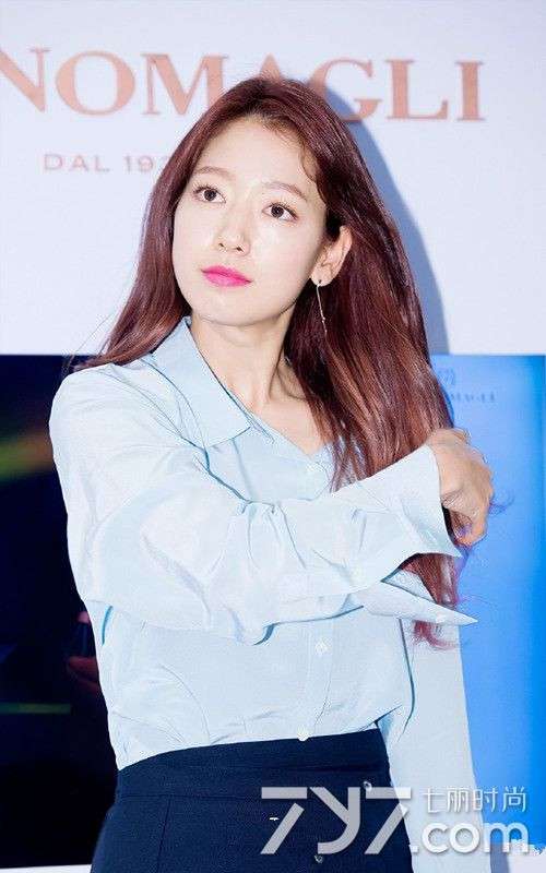 韩国明星朴信惠浅蓝色长袖衬衫搭配深蓝色