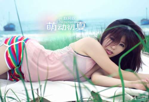 明星_内地女演员赵奕欢清新唯美户外照