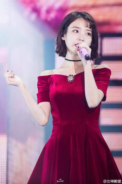 韩国明星李智恩IU舞台上发光图片