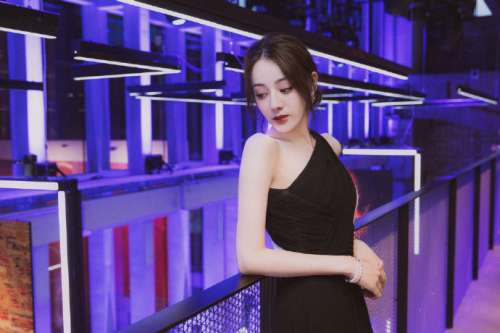 新疆图片 内地女明星迪丽热巴斜肩高叉裙出