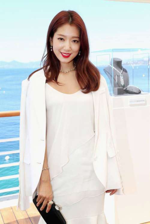 韩国女神朴信惠第70届戛纳电影节期间的施华洛世