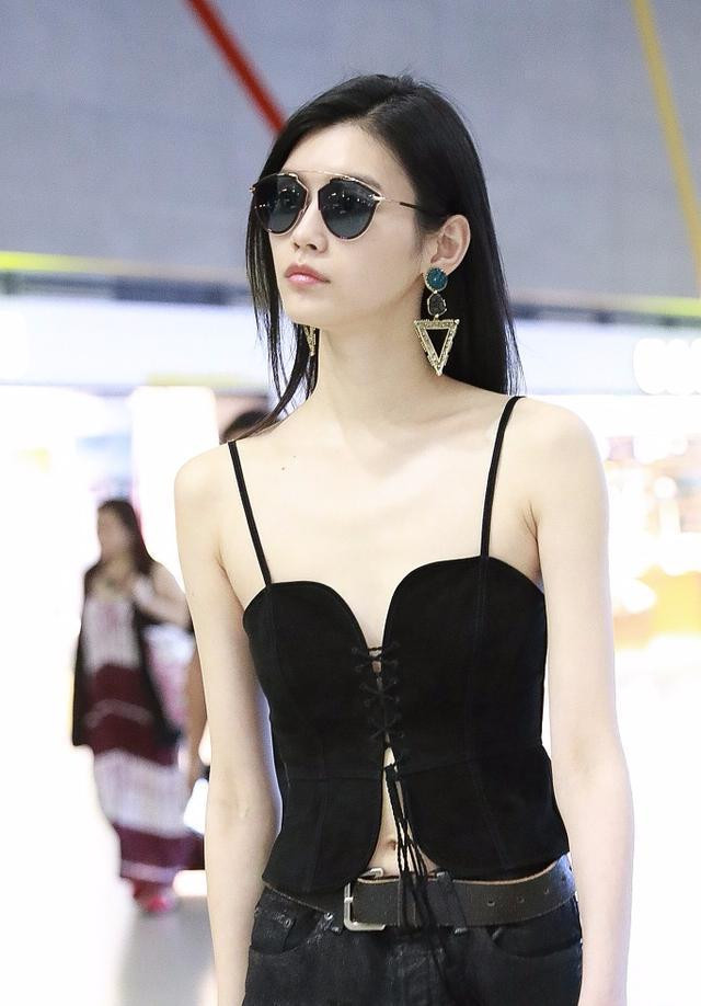 上海明星奚梦瑶黑色吊带马甲搭配过膝长靴