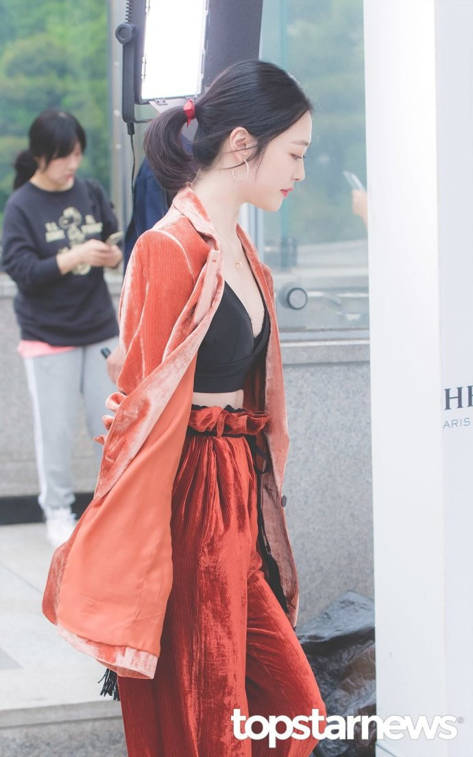 韩国明星小仙女崔雪莉首尔出席品牌活动美