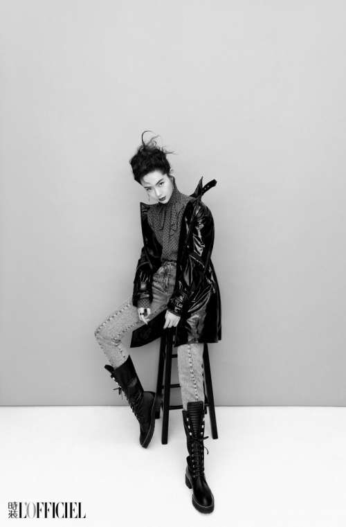 四川明星戚薇登上《时装LOFFICIEL》特刊封面