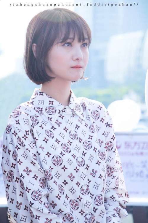 东北郑爽妹子傲娇小表情图片