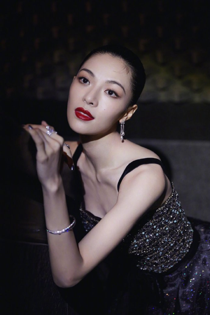中国明星关晓彤与钟楚曦一同亮相亚洲影视