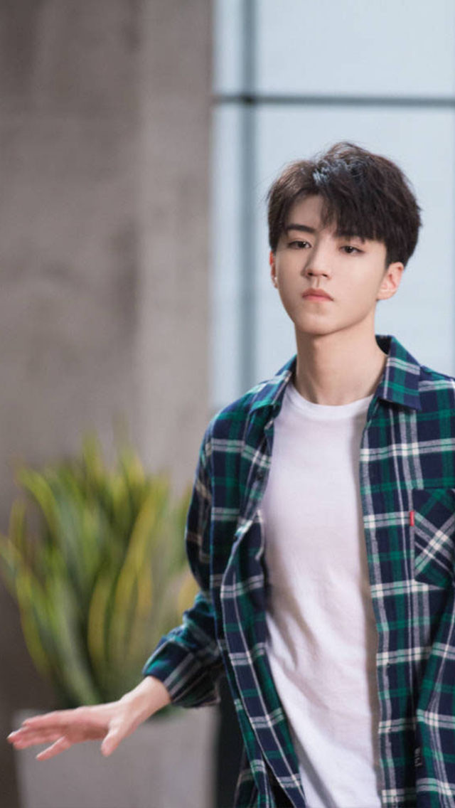 TFBOYS王俊凯休闲时尚写真图片手机壁纸