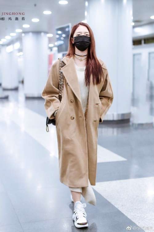 大陆明星孟美岐穿风衣气场全开现身北京机