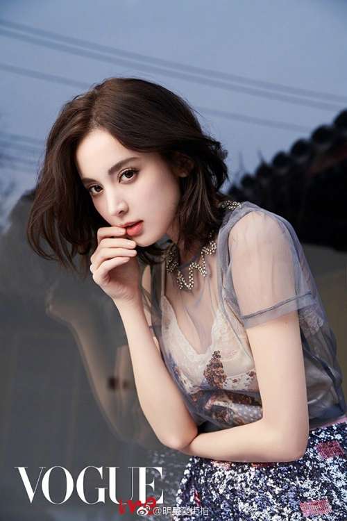 新疆古力娜扎登上台版《Vogue me 》新刊封面
