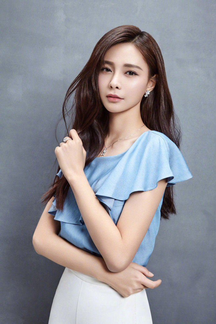湖南明星沈梦辰与花相伴清纯淑女写真