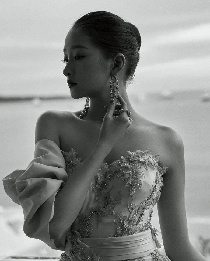 北京图片 关晓彤戛纳美背礼服图片