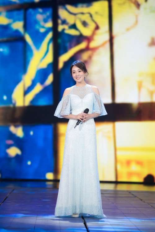 西安明星闫妮水蓝色长裙端庄温婉图片