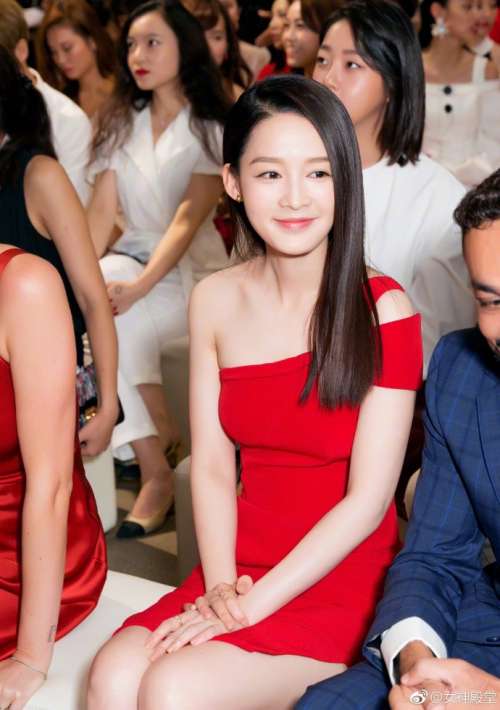 优雅清新气质明星李沁身着火红长裙出席活