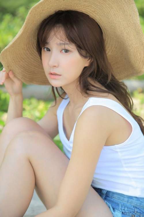 陈柔希迷人写真小香肩