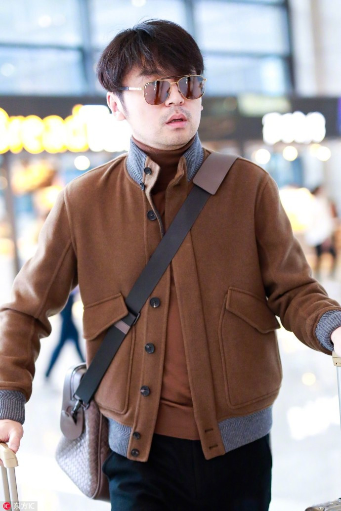 大陆男演员雷佳音同色系穿搭机场街拍图片