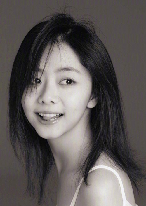 四川图片 中国女明星谭松韵黑白写真照