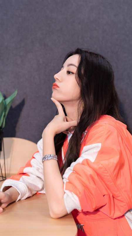 迪丽热巴运动风青春活力写真图片手机壁纸