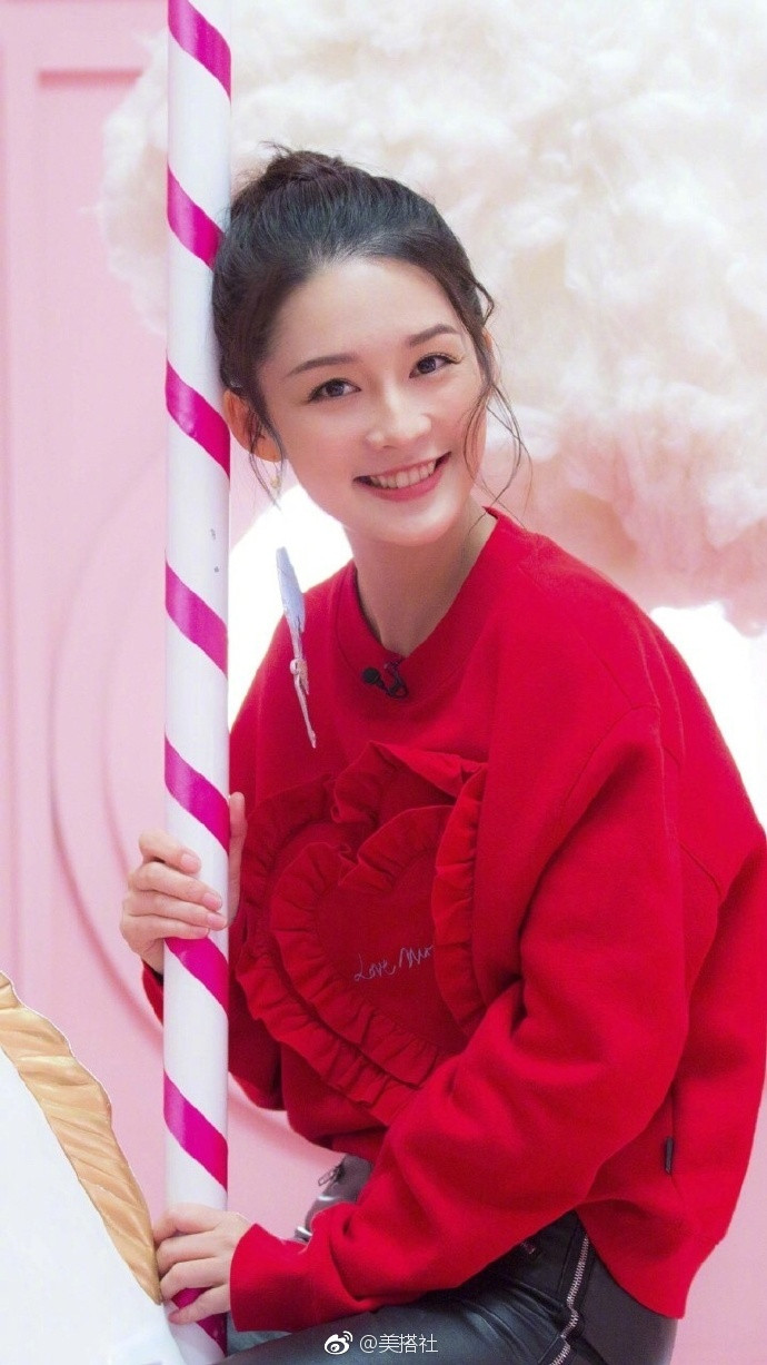 明星李沁写真组图淳儿哪怕穿上妖艳红还是