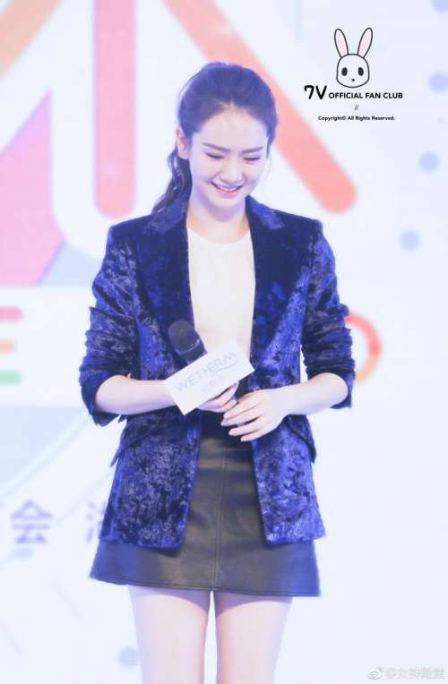 时尚辣妈明星戚薇气质干练活动照