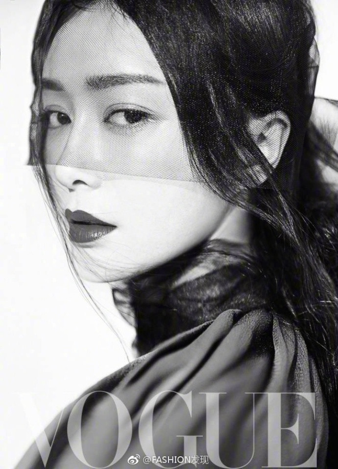 大陆明星秦岚《Vogue》台湾十月刊封面图片