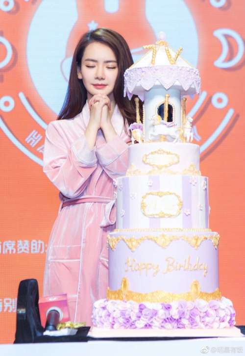 内地明星沈梦辰戚薇如仙女下凡般嘟嘴亲吻