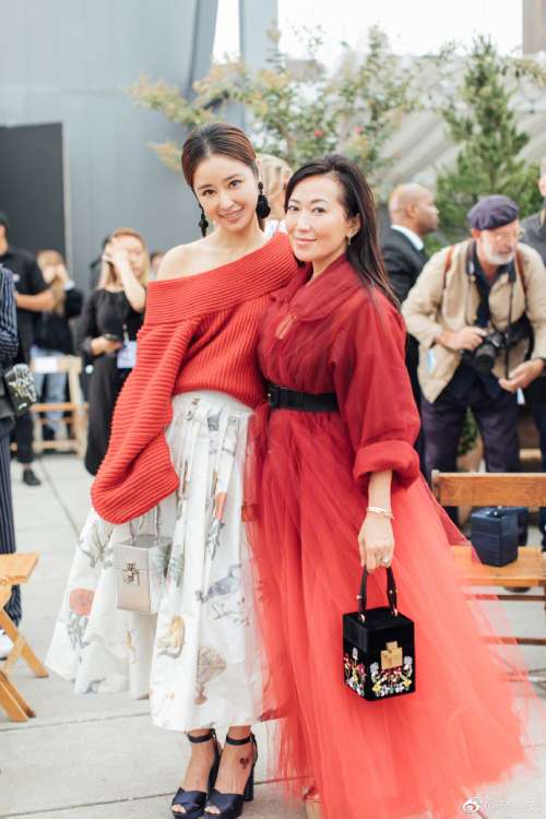 台湾明星林心如看2019春夏时装秀图片