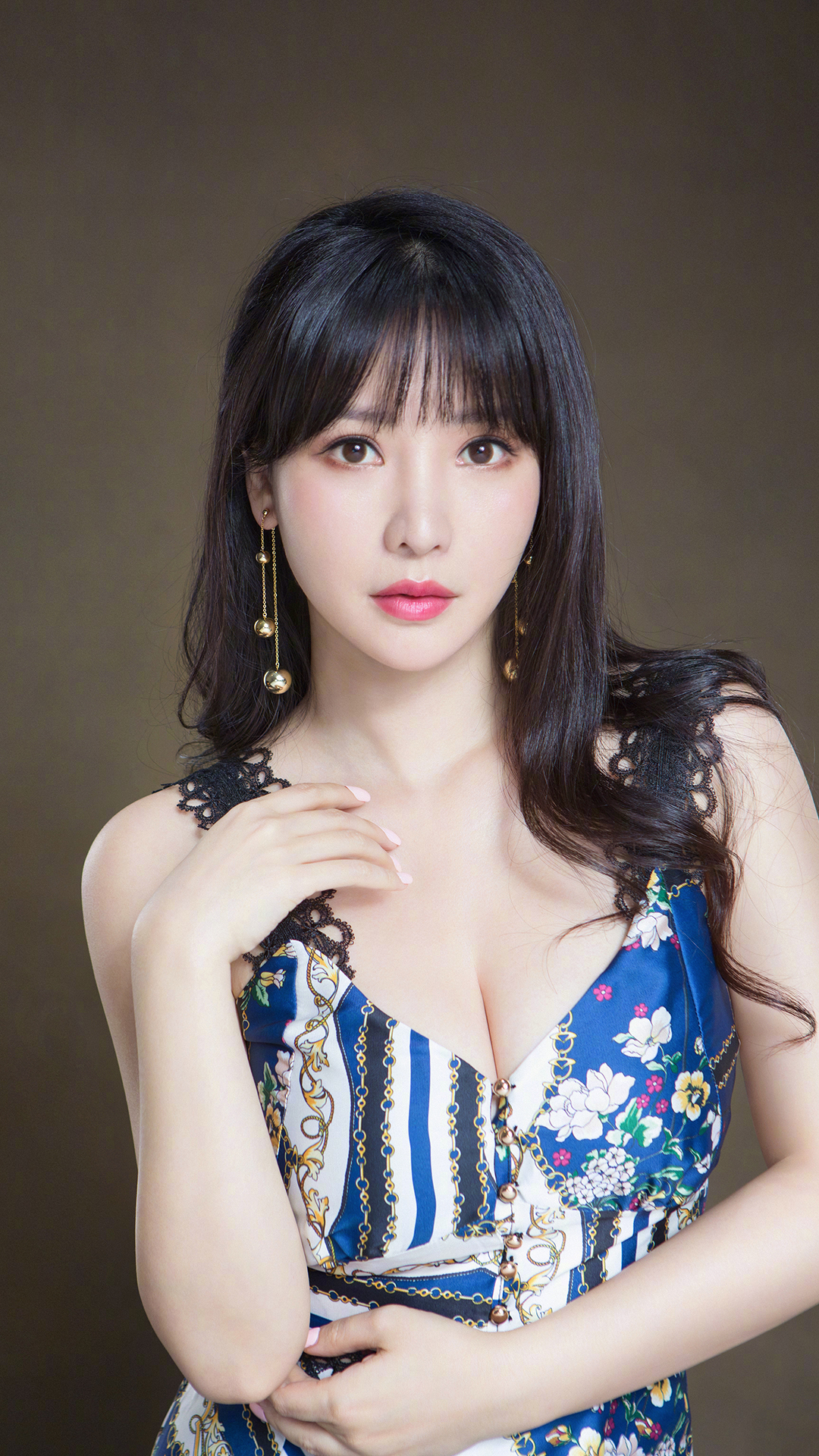 大女神柳岩性感御姐范写真图片手机壁纸