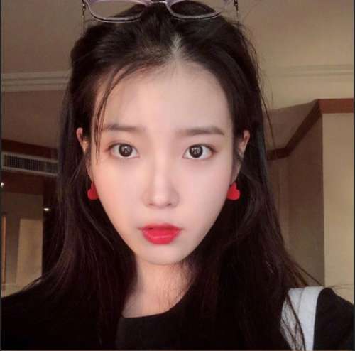 韩国明星李知恩iu红唇自拍图片