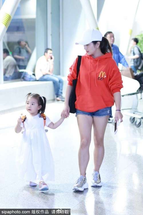 四川明星何洁带着女儿宝妹现身机场时尚街