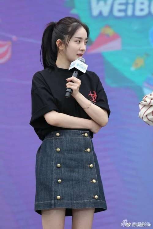 北京明星杨幂头扎马尾活力满满少女范儿亮
