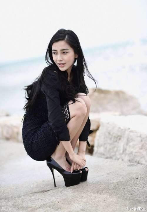 香港明星angelababy海边写真动作姿势丰富哦