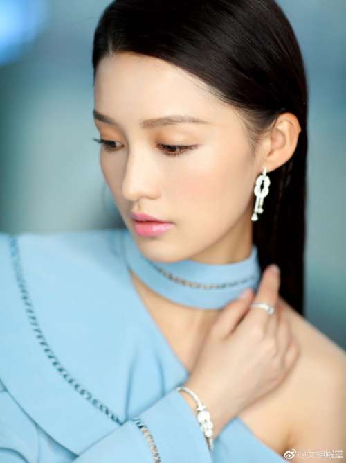 明星李沁出席某活动肩长裙气质优雅高贵