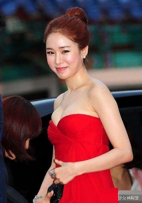 韩国明星刘仁娜礼服很美身材凹凸有致