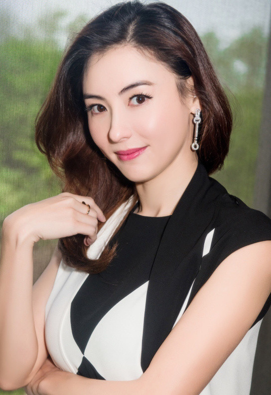 香港明星张柏芝黑白撞色连衣裙现身电视剧