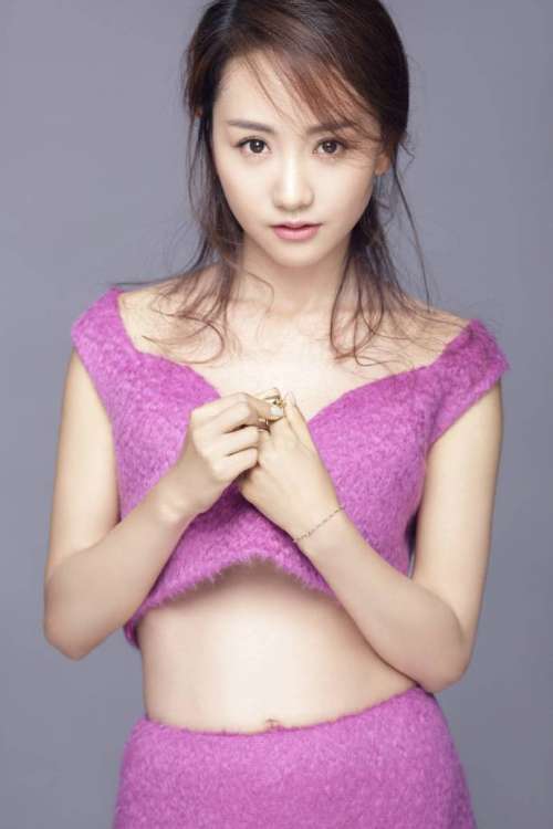 新晋女神杨蓉紫色套装神秘性感写真