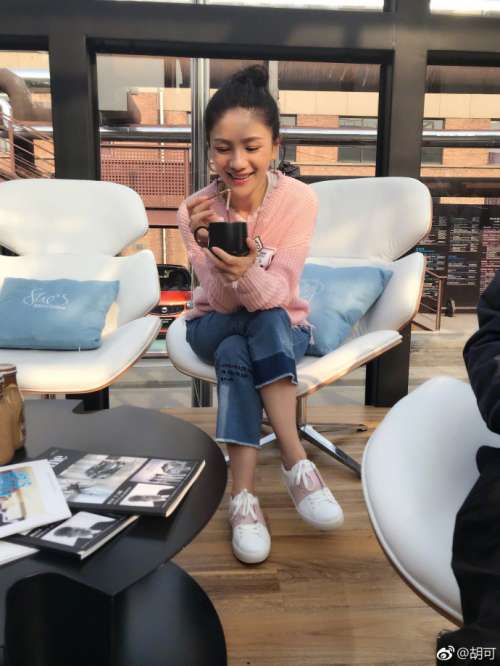 大眼明星胡可喝咖啡美图,你能看的出这是两