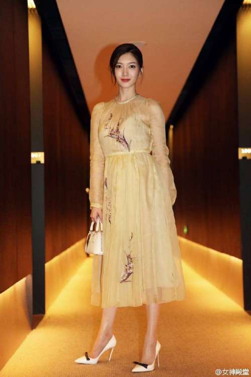 大陆演员江疏影女神范随拍图片