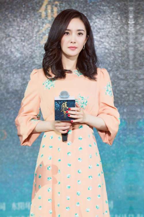 北京明星杨幂碎花连衣裙出席电影活动