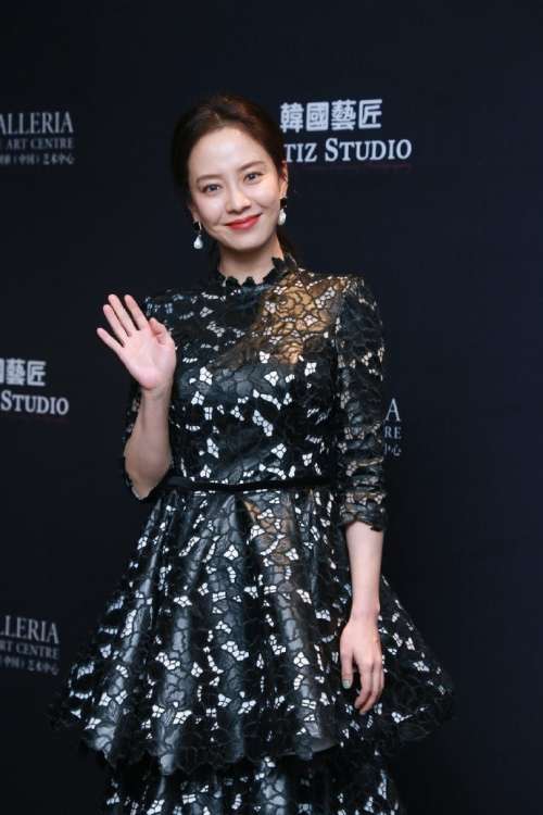 韩国图片 女演员宋智孝黑色碎花礼服裙优雅图片