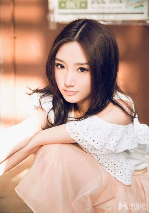 演员毛晓彤初春写真集 清新装扮似甜美少女