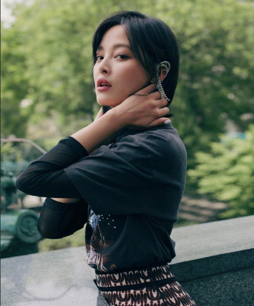 东北图片 女明星辛芷蕾印花裙帅气洒脱图片