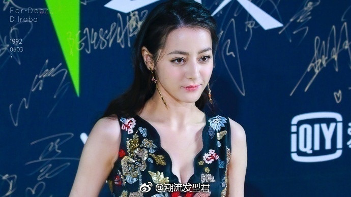 新疆明星不同时期的迪丽热巴飘逸长发美图