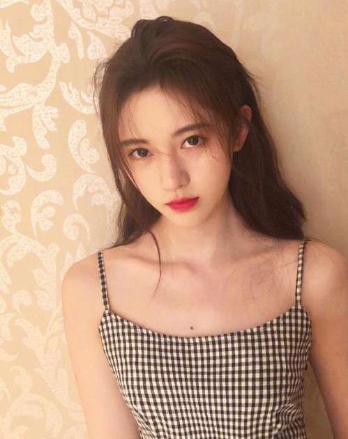 亚洲鞠婧祎黑白格吊带裙私房照图片