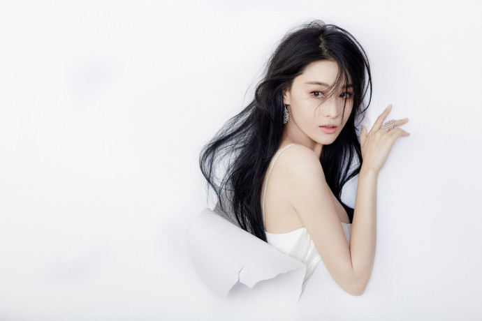 大眼明星张馨予一身洁白笑容甜美娇俏单一