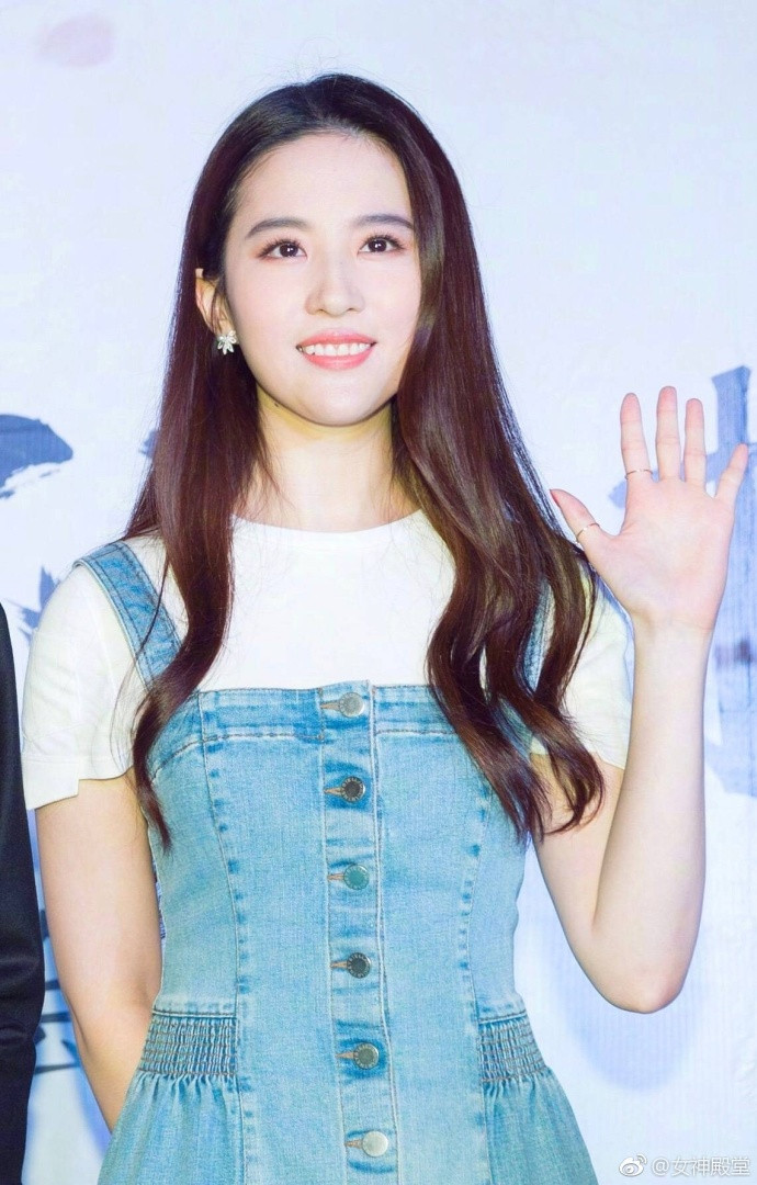 小仙女姐姐刘亦菲白色T恤搭配牛仔长裙少女心十