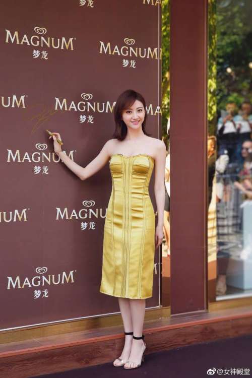 西安明星景甜小性感金色抹连衣裙出席梦