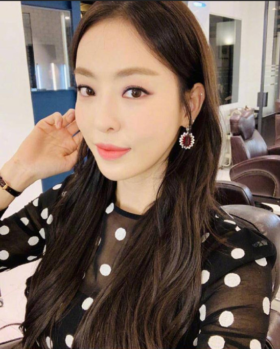 韩国演员李多喜长发美照图片